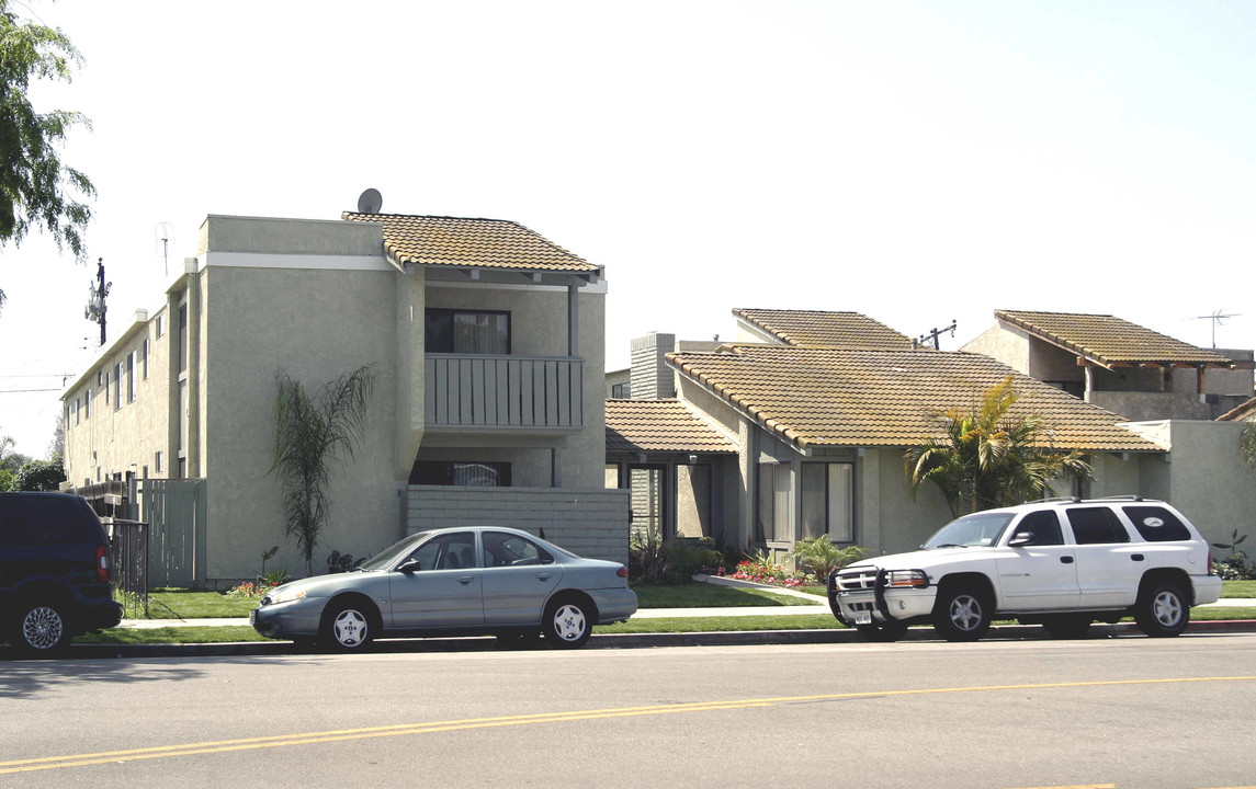 2930 E 70th St in Long Beach, CA - Building Photo