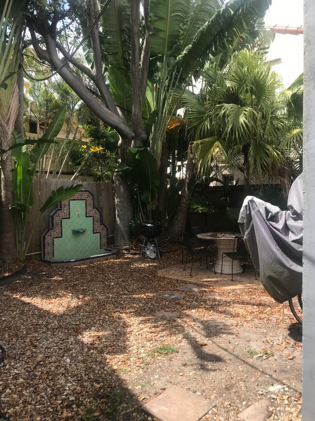 2816 Pine Tree Dr, Unit 1 in Miami Beach, FL - Building Photo - Building Photo