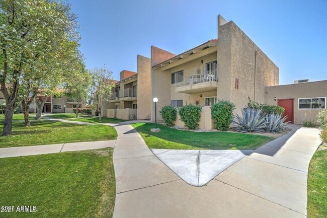 5525 E Thomas Rd in Phoenix, AZ - Building Photo - Building Photo