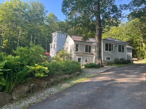586 Bunker Rd in New London, NH - Building Photo - Building Photo