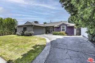 6044 Varna Ave in Los Angeles, CA - Building Photo