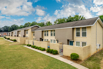 Pembrook Apartments in Columbus, GA - Building Photo - Building Photo