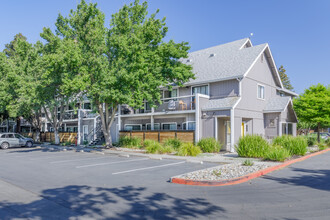 La Salle Apartments in Davis, CA - Foto de edificio - Building Photo