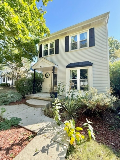 924 Britta Ln in Geneva, IL - Foto de edificio - Building Photo