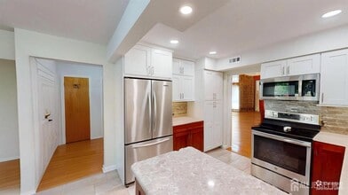 157 Willowbrook Dr in North Brunswick, NJ - Building Photo - Building Photo