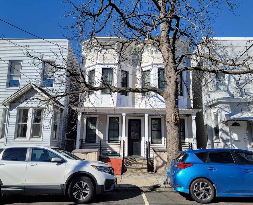 6607 Lincoln Pl, Unit 2R in West New York, NJ - Building Photo