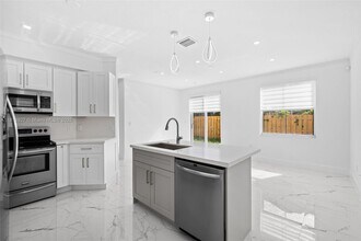 16920 SW 34th St in Miramar, FL - Building Photo - Building Photo