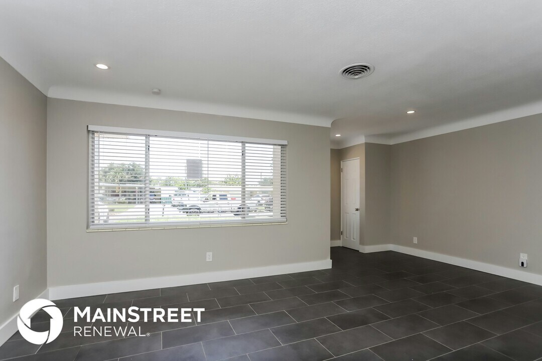 8464 Hollyhock Ave in Seminole, FL - Building Photo