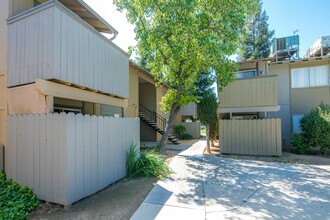 Lindsay Apartments in Fresno, CA - Foto de edificio - Building Photo