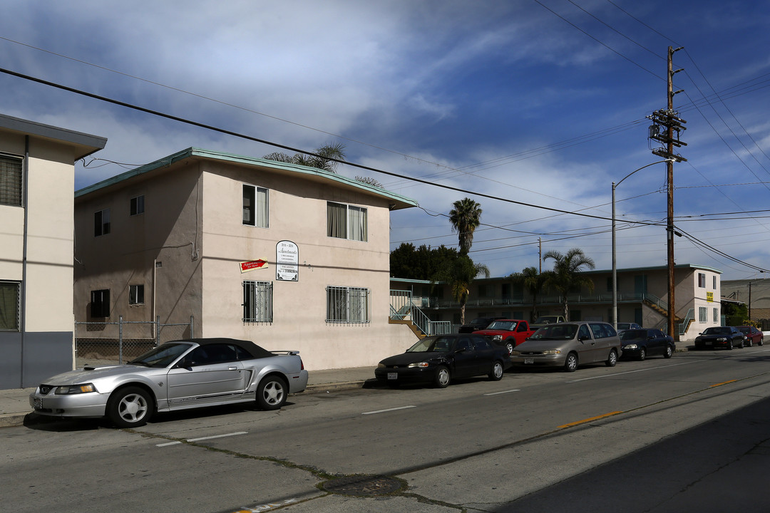 211-221 W. G St. in Wilmington, CA - Foto de edificio