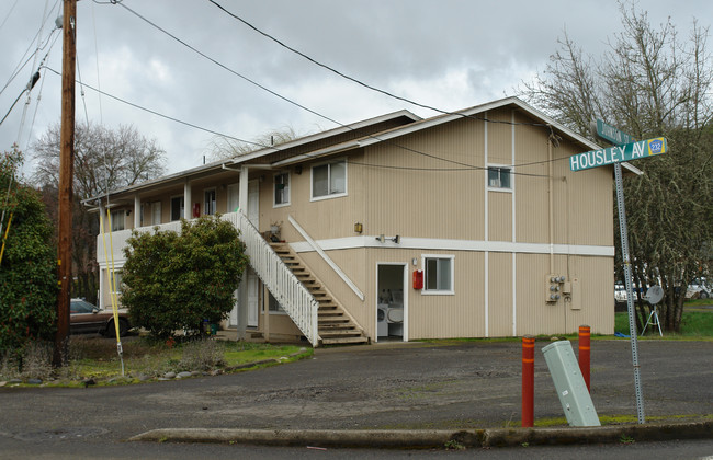 624 NE Housley Ave in Roseburg, OR - Building Photo - Building Photo