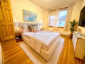 3220 35th St, Unit 2nd Floor in Astoria, NY - Foto de edificio - Building Photo