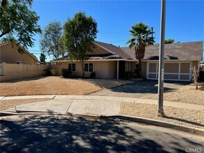 421 Royal Cir, Unit 5 in Corona, CA - Foto de edificio - Building Photo