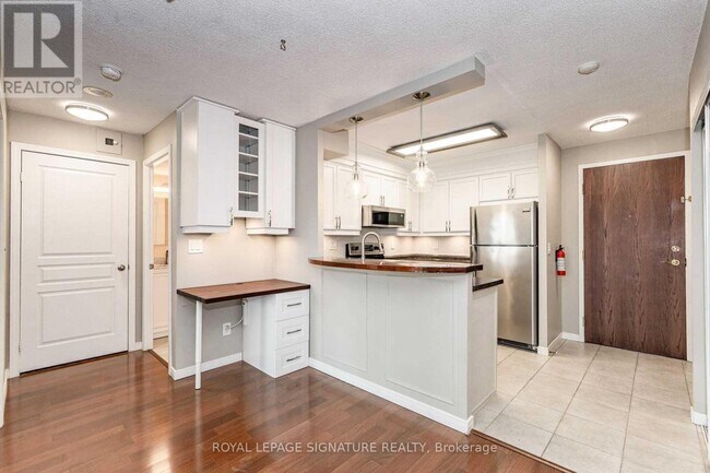 2565 Erin Centre Blvd in Mississauga, ON - Building Photo - Building Photo