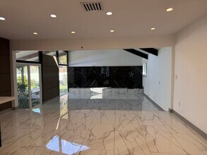 6910 Laramie Ave in Winnetka, CA - Foto de edificio - Building Photo