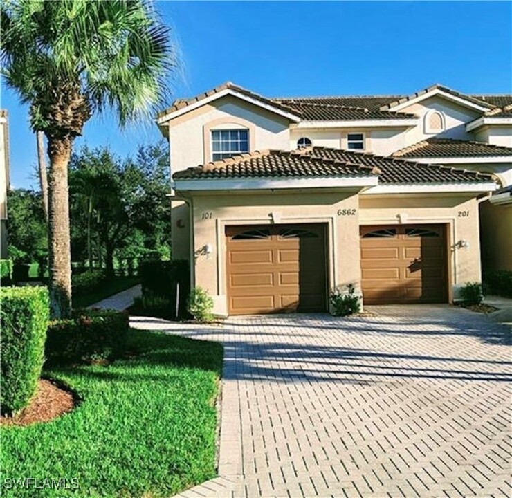 6862 Sterling Greens Dr in Naples, FL - Foto de edificio