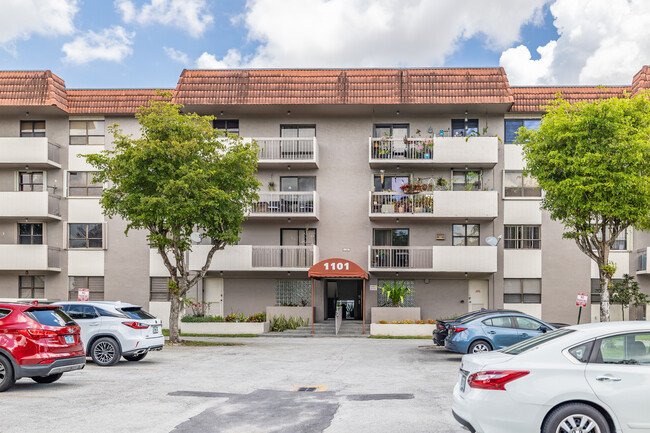 Garden Lake Towers in Miami, FL - Building Photo - Building Photo