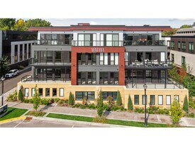 253 Lake St E in Wayzata, MN - Building Photo