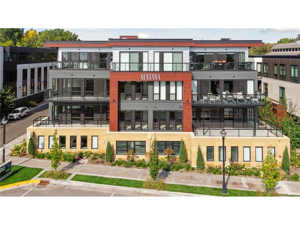 253 Lake St E in Wayzata, MN - Building Photo