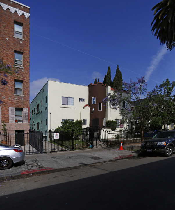 251 S Kenmore Ave in Los Angeles, CA - Building Photo