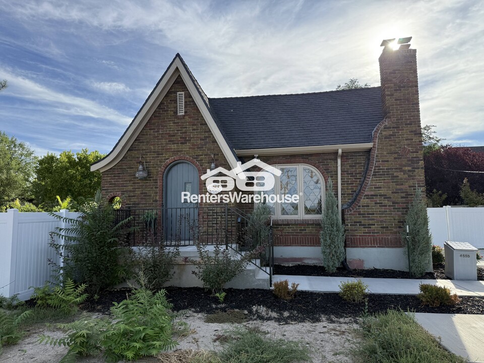 4555 Highland Dr. in Holladay, UT - Building Photo