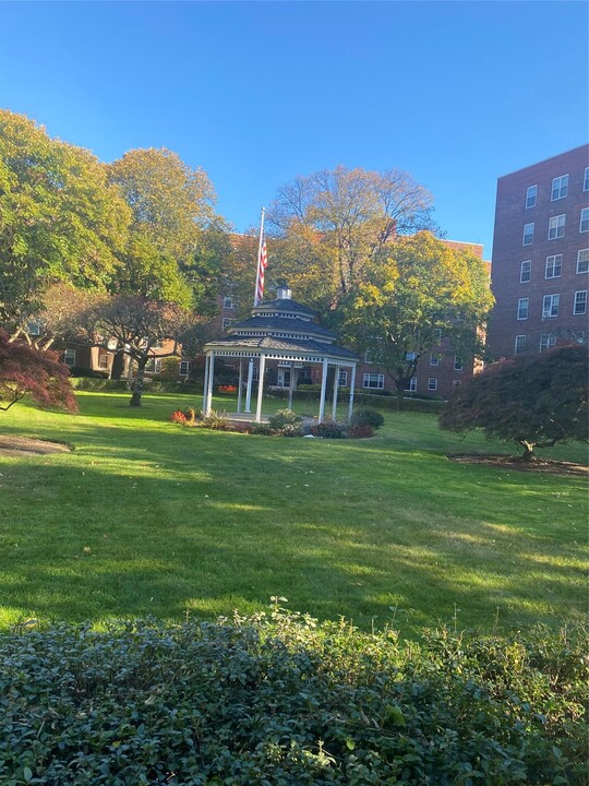 210 Pelham Rd in New Rochelle, NY - Building Photo