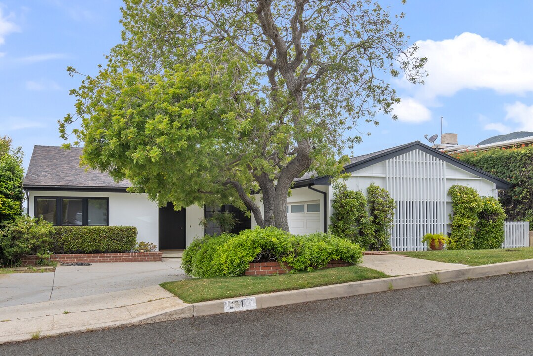 231 Notteargenta Rd in Pacific Palisades, CA - Building Photo