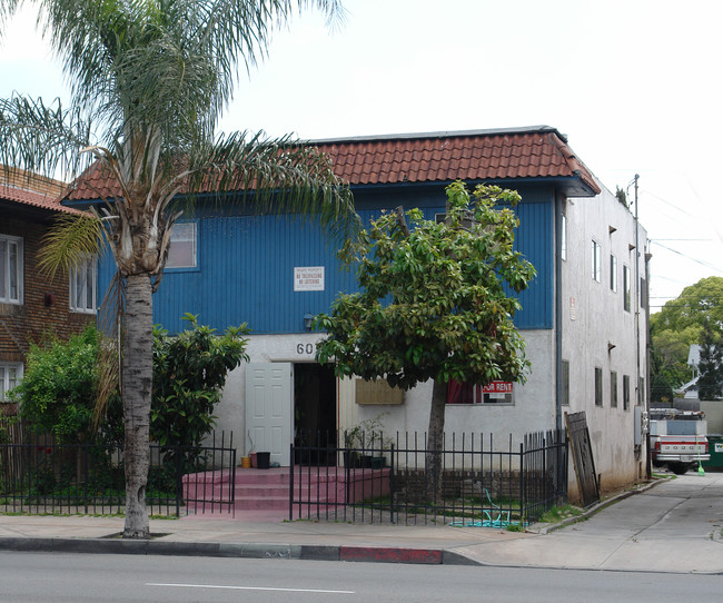 607 S Main St in Santa Ana, CA - Foto de edificio - Building Photo