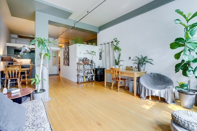property at 2355 Av. Jeanne-d'Arc