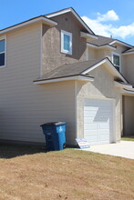 16922 Showdown Path, Unit 1 in Selma, TX - Foto de edificio - Building Photo