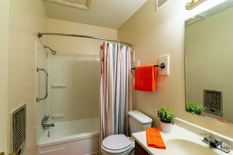 South Glen Apartments in Tulsa, OK - Building Photo - Interior Photo