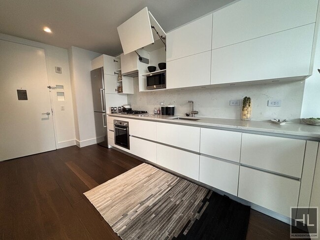 East 44th Street in New York, NY - Building Photo - Building Photo