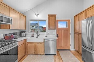 303 Gangnes Dr in Talent, OR - Building Photo