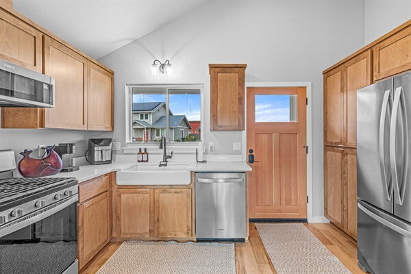 303 Gangnes Dr in Talent, OR - Building Photo