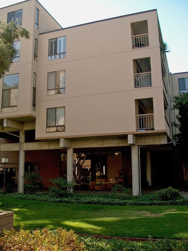 310 N Civic Dr in Walnut Creek, CA - Building Photo - Building Photo