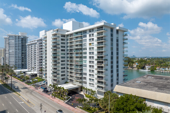 Royal Embassy in Miami Beach, FL - Foto de edificio - Building Photo