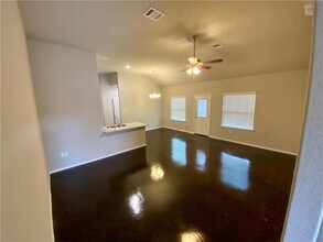 1505 Lucille St in Seguin, TX - Building Photo - Building Photo