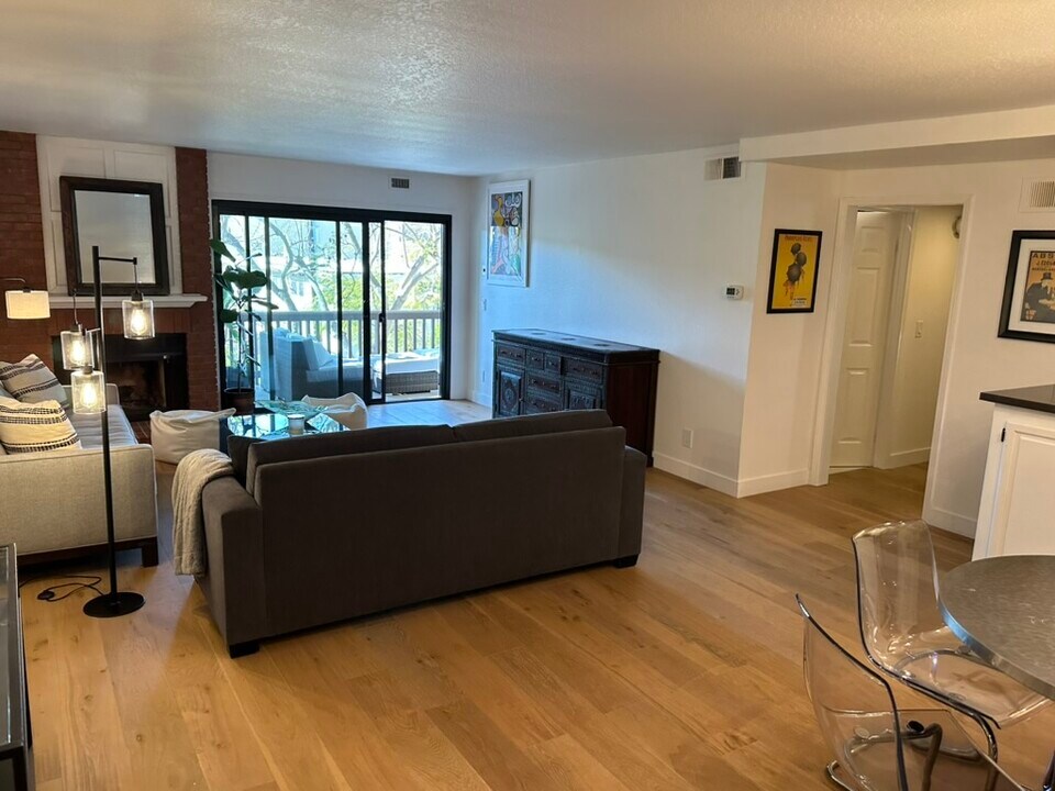 8600 Tuscany Ave, Unit 301 in Playa Del Rey, CA - Foto de edificio