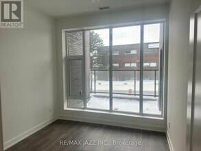 705 Davis Dr in Newmarket, ON - Building Photo - Building Photo