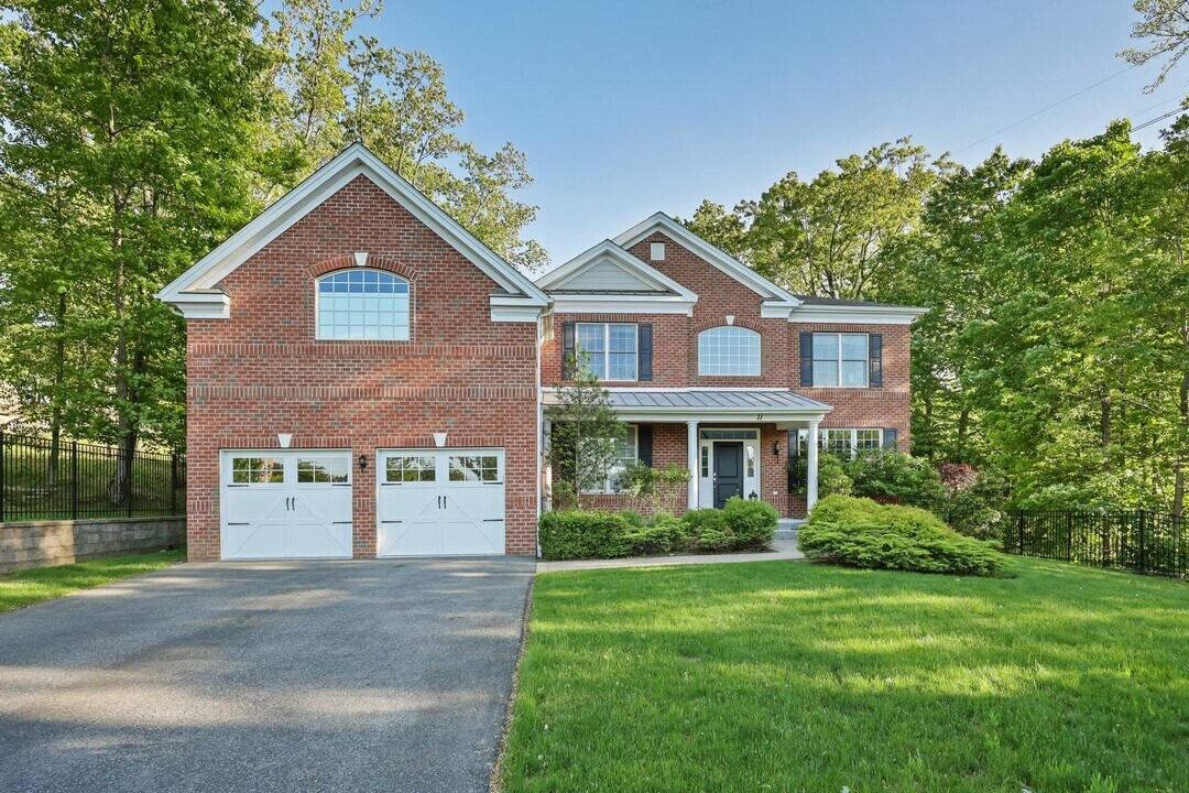 11 Fraydun Ln in Scarsdale, NY - Building Photo