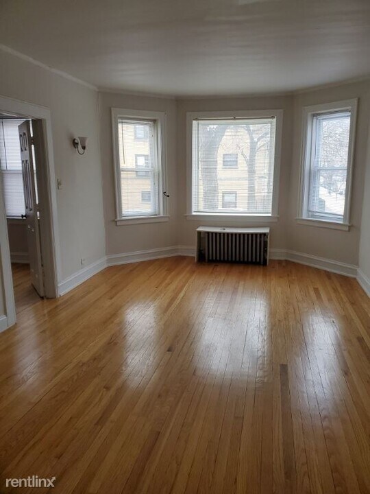 7381 N Damen Ave in Chicago, IL - Building Photo