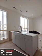1060 W Cornelia Ave, Unit #302 in Chicago, IL - Building Photo - Building Photo