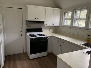 2863 N Lake Dr, Unit Upper flat in Milwaukee, WI - Building Photo - Building Photo