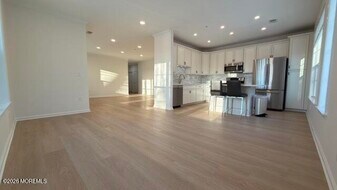 674 St Andrews Pl in Englishtown, NJ - Building Photo