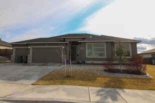 3735 W 49th Ave in Kennewick, WA - Building Photo