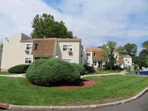Middlewood Apartments in Nanuet, NY - Building Photo - Building Photo