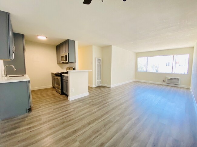 6943 Hazeltine Ave in Los Angeles, CA - Building Photo - Building Photo