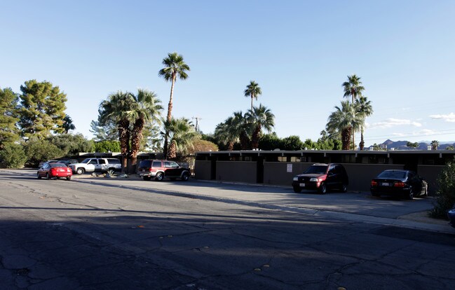 1733 E Amado Rd in Palm Springs, CA - Foto de edificio - Building Photo