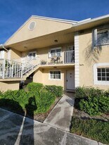 104 Palm Beach Trace Dr in Royal Palm Beach, FL - Building Photo