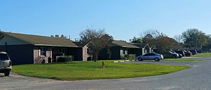 Azalea Apartments in Bowling Green, FL - Building Photo - Building Photo